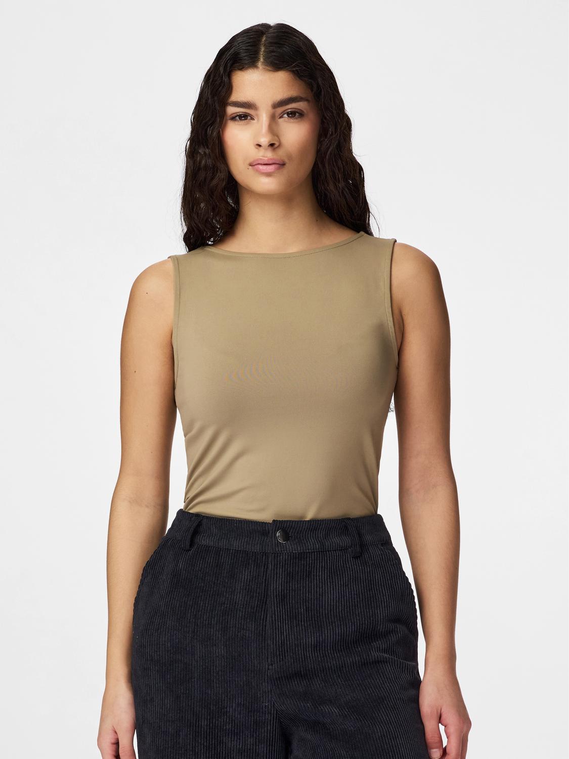 model_shot-front